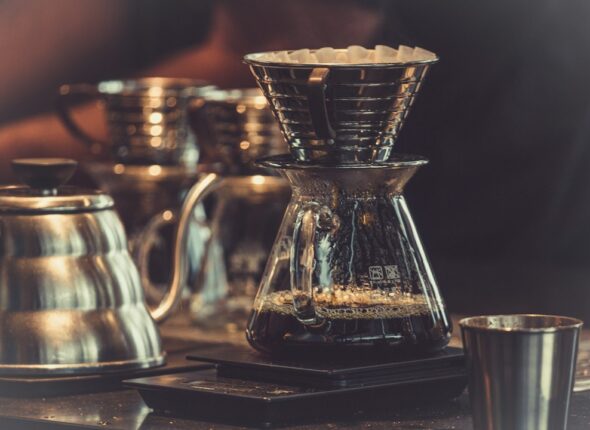 Home Preparación de café por filtrado en una cafetera de cristal