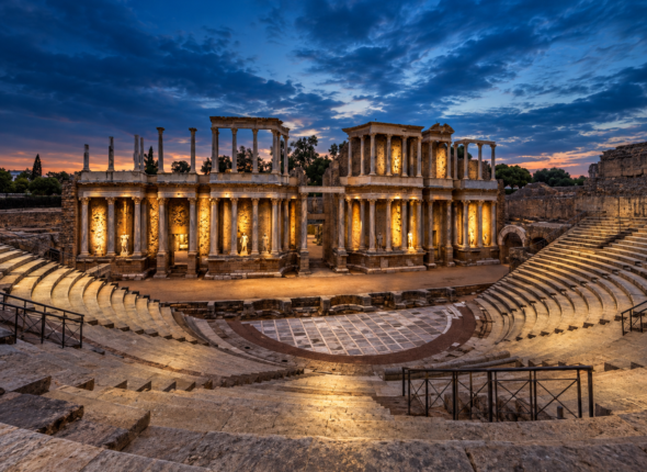 Home Teatro romano iluminado al anochecer